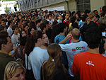 Vestibulandos aguardando a abertura dos portes para o vestibular de Medicina