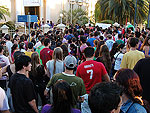 s 7h50min, faltando 10 minutos para o incio da prova, dezenas de vestibulandos ainda estavam parados na rtula de acesso  universidade