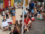 A galera que estava na areia virou as cadeiras para o palco e curtiu o pocket show da Delicatessen