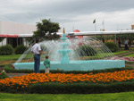 Nem s de inovaes tecnolgicas voltadas para a agricultura  feito o Show Rural. Visitantes encontram diversas reas de descanso com banquinhos sob rvores, caramanches floridos, esculturas e atraes como o chafariz da foto