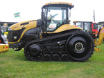 O Challenger, da Caterpillar,  um gigante do campo. O trator de esteiras de borracha tem 320 HP de potncia e puxa arados e plantadeiras de at 32 linhas. O representante Airton Silva destaca as vantagens da mquina no preparo de grandes extenses de terra - atingindo 40 km/h, o trator permite cobrir uma rea de 500 hectares em 24 horas de trabalho. Valor: US$ 330 mil