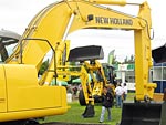 A Shark, empresa que representa a New Holland em So Paulo e sul do pas, destaca nesta edio da Coopavel a eficcia e resistncia da p carregadeira W 130, que tem caamba com capacidade para 1,9 a 3 metros cbicos de material. A mquina da foto est orada em cerca de R$ 365 mil