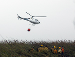 O helicptero e o Bambi Bucket, espcie de balde gigante com capacidade para transportar 350 litros dgua, no combate s chamas