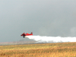 Um avio agricola ajuda no combate ao fogo no final da tarde dessa quarta-feira (30)