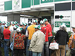 Agricultores acompanham palestra no estande do Senar