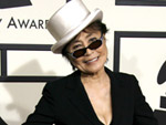 Yoko Ono no perde a chance de dar um oi