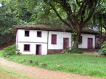 Casa do Povoador situada na base do salto do rio Piracicaba, onde teria residido o Cap. Mor Antonio Corra Barbosa, fundador da cidade de Piracicaba, durante a guerra do Paraguai  poucos metros deste local foie stabelecido um posto de bastecimento das tropas brasileiras, feito atravs dos rios Piracicaba e Tite