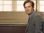 Nick George (Peter Krause, de A SETE PALMOS) passou a infncia sem a presena do pai, que estava sempre envolvido em assuntos dos Darling. Quando o pai de Nick morre, Tripp faz uma proposta tentadora a Nick. Em seguida o advogado comea a suspeitar que seu pai foi assassinado. 