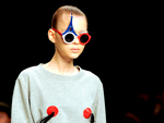 Modelitos com toques futuristas na Ashish 