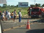 Moradores da regio recolheram parte das mercadorias que caram do caminho