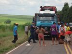 Policiais comeam a desobstruir a estrada