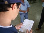 Equipe do rally busca os mapas para descobrir como desviar das barreiras do MST