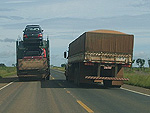 Imprudncia na rodovia BR 364, que liga Jata a Mineiros, em Gois. O problema  que esta  a maneira que os caminhes tm para desviar dos buracos