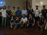 Equipe um posa para foto antes da palestra em Cascavel (PR), na noite de quinta (21)