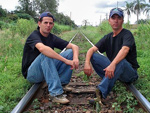 Nos trilhos: Dalmir Pinto e Muriel Souza (motorista) esperando o trem