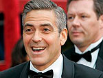 O ator George Clooney, do filme Conduta de Risco, com a namorada, Sarah Larson