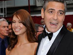 George GORGEOUS Clooney a tiracolo com Sarah Larson. Essa mulher no dorme hoje de tanta inveja em cima dela!