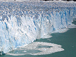 El Calafate: O brao norte do Perito Moreno. A todo momento, pedaos de gelo despencam da grande geleira, provocando um barulho que emociona os visitantes