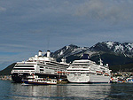 Ushuaia: o porto, no Canal de Beagle, ligao entre os oceanos Atlntico e Pacfico, recebe imensos cruzeiros. Muitos fazem excurses at a Antrtida