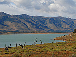 El Calafate: as guas verdes do Lago Argentino contrastam com a aridez. Praticamente no chove na regio, porque os ventos descarregam tudo na Cordilheira dos Andes