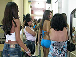 O traje que as meninas utilizaram para as fotos foi o top do Concurso