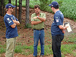 Tcnicos do rally conversam com o produtor Dlcio Baseggio 