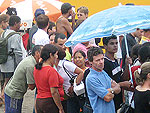 At guarda-sol foi usado para se proteger da chuva 