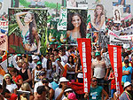 Diversas candidatas levaram suas torcidas para acompanhar de perto o desfile