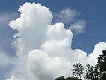 Piracicaba - SP - Sitio Recanto. Um cruzamento no cu: nuvens cmulo-nimbo deslocando-se no sentido norte-sul e nuvens de grande altitude deslocando-se no sentido oeste-leste impulsionadas por ventos cruzados