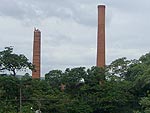 Vista das chamins remanescentes da antiga Usina Monte Alegre. Atualmente as terras e instalaes dela pertencem a grandes empresas