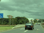 A frente fria avanando sobre o rio de Piracicaba, provocando fortes chuvas nos dois ltimos dias. Em primeiro plano a ponte Prof. Walter Acorsi, uma homenagem pstuma do povo piracicabano ao velho estimado mestre da ESALQ