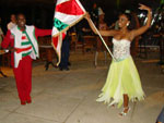 Mestre-sala e porta-bandeira da Grande Rio recepcionam os neloristas na noite de vendas da Fazenda Monte Verde