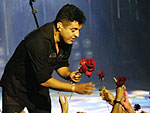 Bruno encerrou o show em Porto Alegre distribuindo flores para as fs