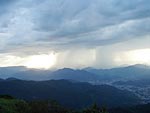 Foto foi tirada no Morro da Boa Vista, em Jaragu do Sul (SC) em 2 de maro. Estava um dia de sol, e a foto mostra quando a chuva estava vindo em direo ao morro 