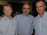 Reinaldo Bertin, da Comapi, e Pedro Novis, da Fazenda Guadalupe, ambos promotores do leilo, com Gil Pereira, da Nelore Santa Cruz, o comprador do lote mais valorizado do leilo: Rani FIV 3493 Java