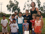 Essa foto  na Hpica Arco-ris, nos Ingleses, em 1999. Karin Helena de Barros, de short laranja, estava a passeio quando viu o Guga batendo uma bolinha