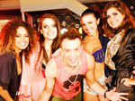 Joj (Wilson de Santos) com as meninas da uisqueria: Vesga (Laura Proena) Victria (Raquel Fina), Denise (Luciana Pacheco) e Socorro (Marilice Cozenza)