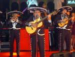 O pblico foi recepcionado por mariachis tocando msicas tpicas mexicanas