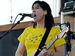 As irms Kim (E) e Kelley Deal da banda Breeders