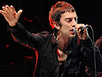 Richard Ashcroft (E) e Simon Jones do Verve fizeram um dos shows mais esperados