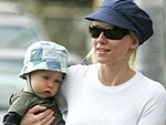 Naomi Watts e Alexander Sasha, de 9 meses