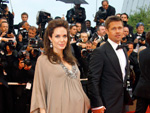 Angelina Jolie, grvida de gmeos, exibindo sua barriga com orgulho e uma elegncia incomum no caso das futuras mames