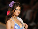 A top paranaense Isabeli Fontana entrou na passarela pela grife, que trouxe para a passarela listras e cores fortes, como o azul, o verde, o lils, o pink, o branco e amarelo