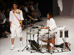 A trilha sonora do desfile da marca de roupas masculinas Chiaro ficou por conta do percussionista Junior Teixeira