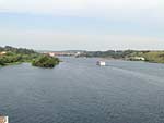 Barra Bonita-SP. Vista do canal de navegao do Rio Tiet e uma embarcao de turismo a caminho da eclusa