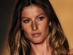 Gisele desfilando o primeiro look da coleo