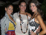 Miss Brasil, Natlia Anderle (D), ao das misses de Trinidad Tobago, Anya Chee, e da Bolvia, Kate David, na recepo do hotel Diamond Bay Resort 