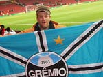 Juliano Molina, Londres(Inglaterra). Na foto, com a bandeira do Grmio no estdio do Arsenal.