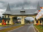 No prtico da entrada da cidade por Trs Coroas, Estao Gramado dava as boas-vindas aos visitantes