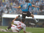 A chuva forte que caa neste domingo deixou o gramado do Estdio Olmpico alagado